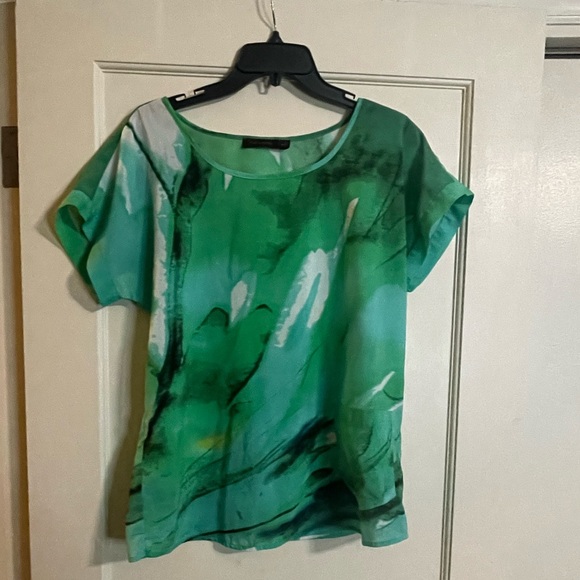 The Limited. Green abstract top. Size medium.  Great condition. Pocket detail - Picture 1 of 4